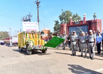 गडचिरोली पोलीस दलातर्फे रेझिंग डे निमीत्त करण्यात आले पथसंचलन.