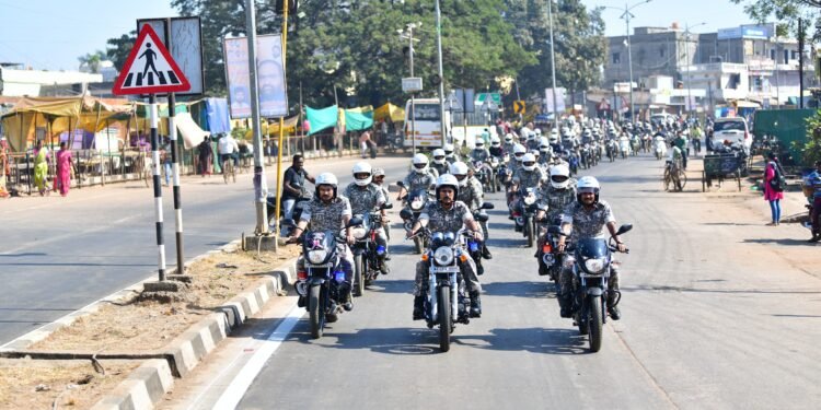 गडचिरोली पोलीस दलातर्फे रेझिंग डे निमीत्त करण्यात आले पथसंचलन.