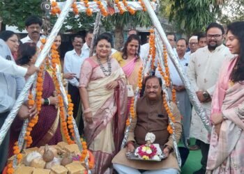 आशिष पर्वत मित्र परिवार व भाजपा कडून लाडू तुला करून आमदार समीर कुणावर यांना दिल्या शुभेच्छा.