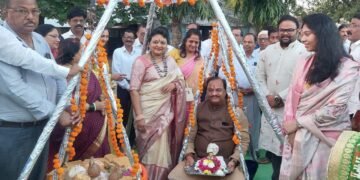 आशिष पर्वत मित्र परिवार व भाजपा कडून लाडू तुला करून आमदार समीर कुणावर यांना दिल्या शुभेच्छा.