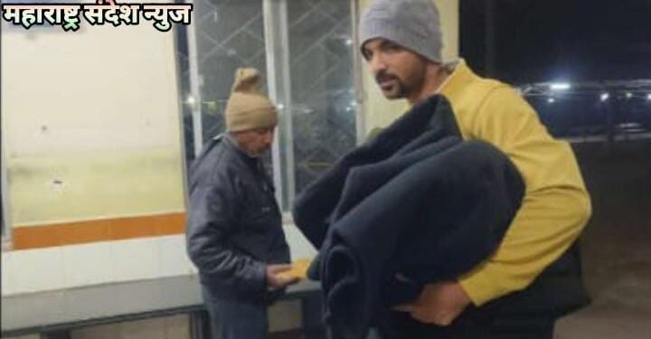 हिंगणघाट येथे थंडीत कुडकूडणाऱ्या गरीब लोकांना ऊबदार ब्लॅंकेट, खाऊ व मिठाईचे वाटप.