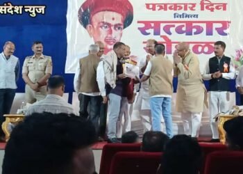 पत्रकार दिनानिमित्त वर्धा येथे हिंगणघाटचे पत्रकार रवि येणोरकर यांचा सत्कार.