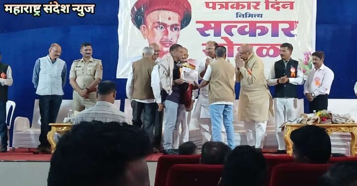 पत्रकार दिनानिमित्त वर्धा येथे हिंगणघाटचे पत्रकार रवि येणोरकर यांचा सत्कार.