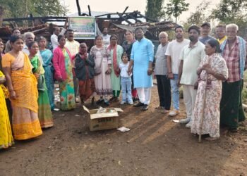 घोटा गावातील नुकसानग्रस्त वयोवृद्ध महिलेला नैसर्गिक पर्यावरण संवर्धन व मानवता विकास संस्थेचा मदतीचा हात.