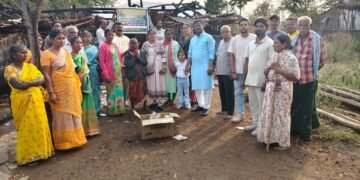 घोटा गावातील नुकसानग्रस्त वयोवृद्ध महिलेला नैसर्गिक पर्यावरण संवर्धन व मानवता विकास संस्थेचा मदतीचा हात.