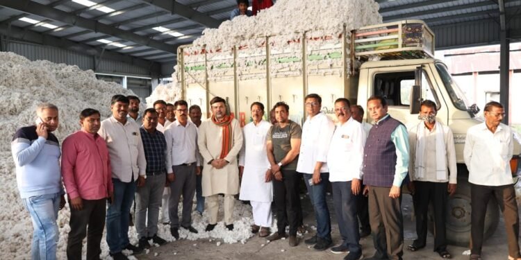 सावनेर येथे सीसीआय कापूस खरेदी केंद्र सुरू, आमदार डॉ. आशिष देशमुख यांनी घेतला पुढाकार.