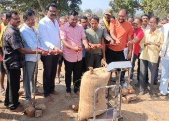 माजी जि.प.अध्यक्ष अजयभाऊ कंकडालवार यांच्या हस्ते उडेरा येथील धान खरेदीला प्रारंभ.