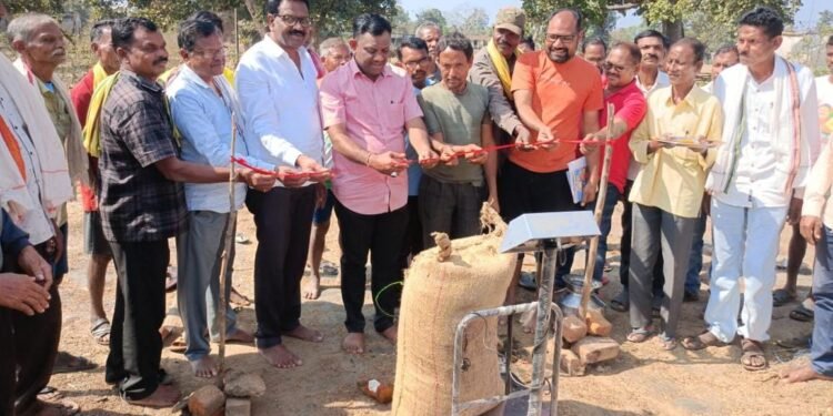 माजी जि.प.अध्यक्ष अजयभाऊ कंकडालवार यांच्या हस्ते उडेरा येथील धान खरेदीला प्रारंभ.