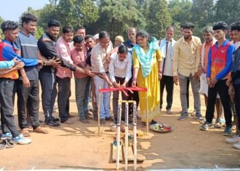 माजी सभापती भास्कर तलांडे व सुरेखा आलाम यांच्या हस्ते क्रिकेट स्पर्धेचे उदघाटन.