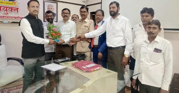 अकोला महानगर पालिका आयुक्त डॉ. सुनिल लहाने यांचा सत्कार, सामाजिक कार्यकर्ते उमेश इंगळे यांचा पुढाकार
