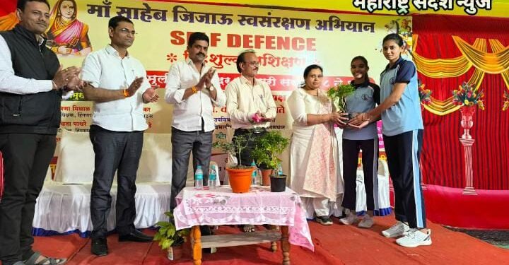 हेल्पिंग अदर्स फाउंडेशन हिंगणघाट आणि वर्धा यांच्या संयुक्त विद्यमाने मां साहेब जिजाऊ स्वयं संरक्षण अभियान अंतर्गत निशुल्क प्रशिक्षण.