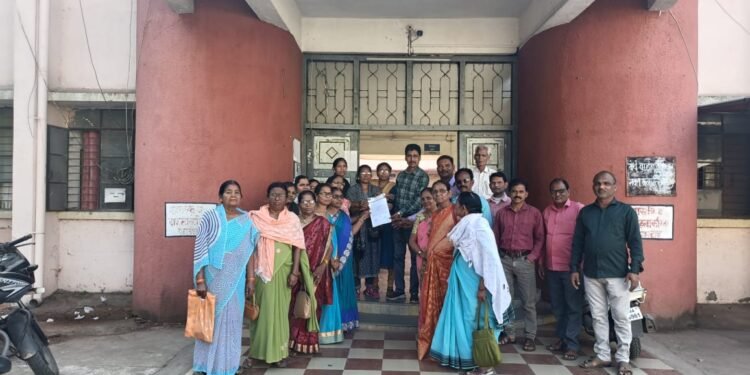 बल्लारपूर चे मुख्य रस्ते *तारणहार करण्यात यावे अशी वंचित बहुजन आघाडी तर्फे तहसिलदार यांना निवेदन.