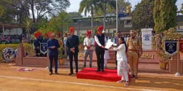 आरोग्य विभागातील उत्कृष्ट काम करणाऱ्या अधिकारी व कर्मचाऱ्यांचा प्रजासत्ताक दिनी गौरव.