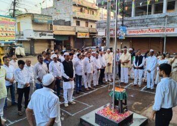 राजुरा काँग्रेस जनसंपर्क कार्यालय गांधी भवन येथे माजी आ. सुभाष धोटेंच्या हस्ते ध्वजारोहण