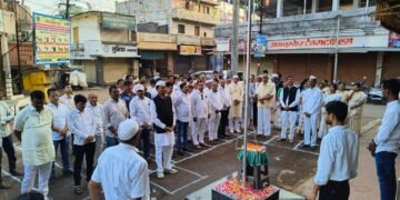 राजुरा काँग्रेस जनसंपर्क कार्यालय गांधी भवन येथे माजी आ. सुभाष धोटेंच्या हस्ते ध्वजारोहण