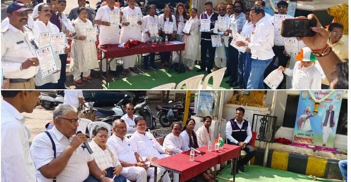 नागपूर येथे नवनिर्माण बहुद्देशीय संस्थेच्या वतीने रस्ता सुरक्षेच्या संदर्भात पत्रकाचे विमोचन.