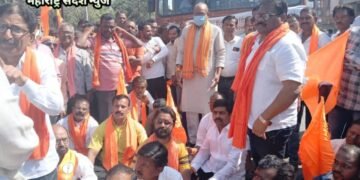 एसटी महामंडळ कडून बस तिकीटा मध्ये १५ टक्के दरवाढ शिवसेना (उबाठा) पक्षाकडून हिंगणघाट येथे जोरदार आंदोलन.