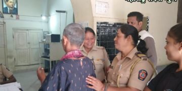 मनोरुग्ण सोनू नामक महिला सावरून आली पोलिसाना भेटायला, पोलीस गेले भारावून.