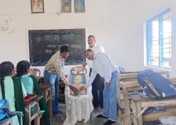 भगवंतराव हायस्कूल कनिष्ठ तथा कला महाविद्यालय गोमणी येथे राष्ट्रपिता महात्मा गांधी यांची पुण्यतिथी साजरी.