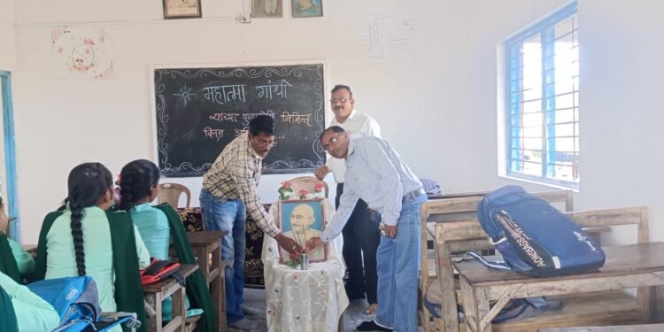 भगवंतराव हायस्कूल कनिष्ठ तथा कला महाविद्यालय गोमणी येथे राष्ट्रपिता महात्मा गांधी यांची पुण्यतिथी साजरी.