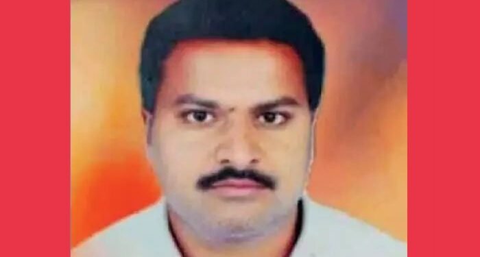 पुणे: कर्जबाजारी पणाला कंटाळून युवा शेतकऱ्याने झाडाला गळफास घेऊन केली आत्महत्या.