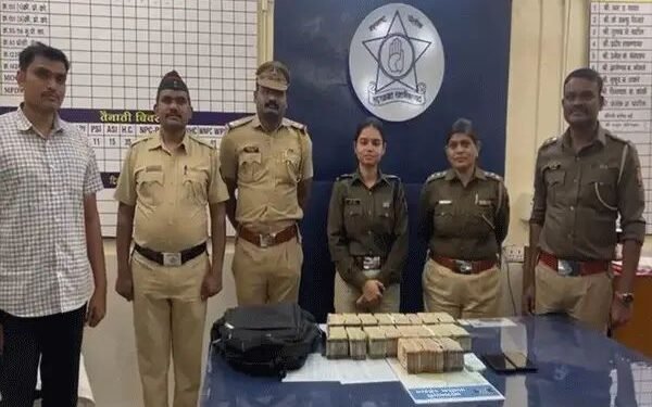 नागपुर: नववर्षानिमित्त नाकाबंदी दरम्यान एका स्कूटरमधून मिळाले 41 लाख रुपये, हवालाचा पैसा?