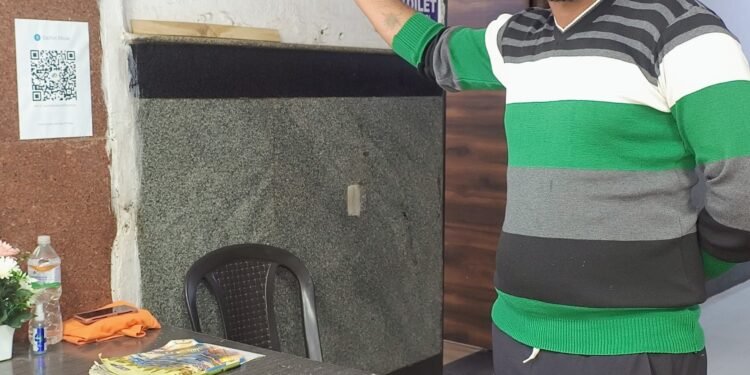 बल्लारशा रेल्वे स्थानक शौचालयात मनमानी शुल्क.