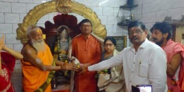 माजी आमदार सुभाष धोटेंनी सपत्नीक केली श्री. संत परमहंस कोंडय्या महाराजांची महापुजा.