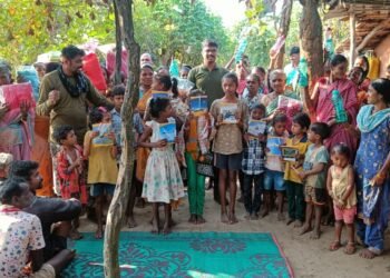 पेरमिली पोलीस स्टेशन हद्दीतील रापल्ली येथे ग्रामभेटी दरम्यान विविध साहित्य वितरण.