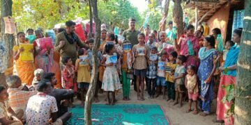 पेरमिली पोलीस स्टेशन हद्दीतील रापल्ली येथे ग्रामभेटी दरम्यान विविध साहित्य वितरण.