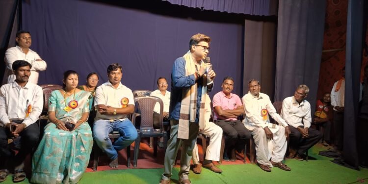 कोटगल येथे आयोजित ”भूक”या नाट्य प्रयोगाचे माजी राज्यमंत्री राजे अम्ब्रीशराव महाराज यांच्या हस्ते उदघाटन.