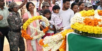 शहीद जवान महेश नागुलवार यांना शासकीय इतमामात श्रद्धांजली.