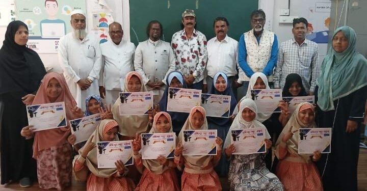 ऑर्केस्ट्रा स्वर संबोधी तर्फे मनमाड येथील ऊर्दू शाळेतील विद्यार्थ्यांना प्रशस्तिपत्र देवून सत्कार