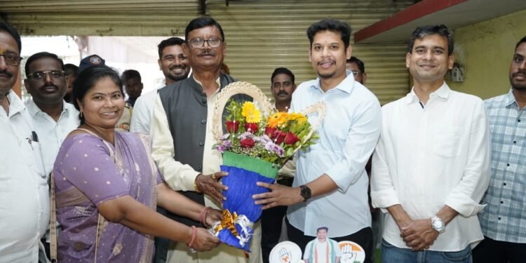 चंद्रपूर युवक काँग्रेसचे जिल्हाध्यक्ष शंतनु अजय धोटे यांच्या वाढदिवसानिमित्त 51 दात्यांनी केले रक्तदान.