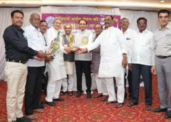 वना बँकेला प्रथम पुरस्कार सहकार मंत्री पंकज भोयर यांचे हस्ते प्रदान.