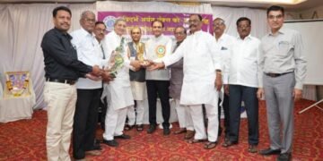 वना बँकेला प्रथम पुरस्कार सहकार मंत्री पंकज भोयर यांचे हस्ते प्रदान.