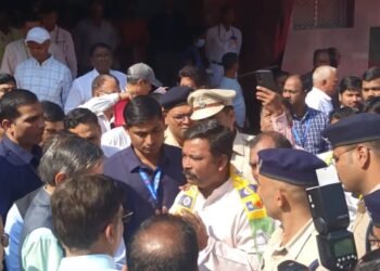 वंचित बहुजन आघाडी तर्फे रेल्वे  महाप्रबंधक यांच्याशी चर्चा करून विविध मागण्यासाठी  निवेदन दिले.