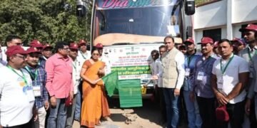 शेतकरी अभ्यास दौरा, बसला पालकमंत्री डॉ. पंकज भोयर यांनी झेंडी दाखवून केले रवाना.
