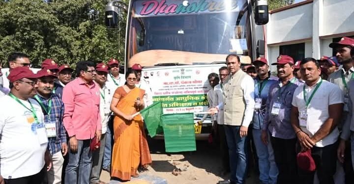 शेतकरी अभ्यास दौरा, बसला पालकमंत्री डॉ. पंकज भोयर यांनी झेंडी दाखवून केले रवाना.