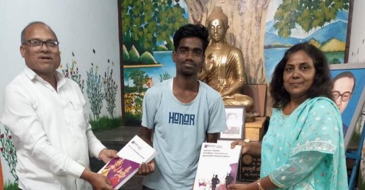 डॉ.संजीवनी घाटगे यांनी एमपीएससी यूपीएससी विद्यार्थ्यांच्या अभ्यासासाठी बौद्ध धम्म संस्कार संघ श्रावस्ती विहाराला पुस्तके दान.