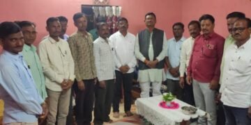 लाठी येथे आढावा बैठकीत माजी आ. सुभाष धोटेंनी साधला काँग्रेस कार्यकर्त्यांशी संवाद.