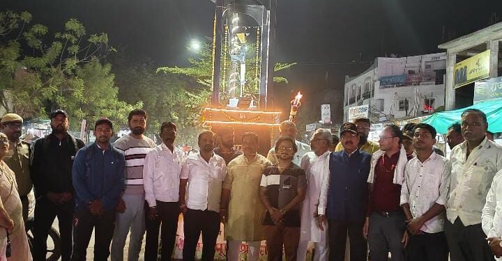 पुलवामा हल्ल्यात शहीद झालेल्या जवानांना राष्ट्रवादी युवक काँग्रेस शप पक्षा तर्फे वाहण्यात आली श्रद्धांजली.