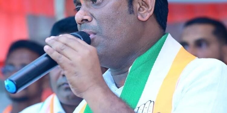 रस्त्याचे काम त्वरित करा अन्यथा आंदोलन माजी जिल्हा परिषद अध्यक्ष अजय कंकडालवार.