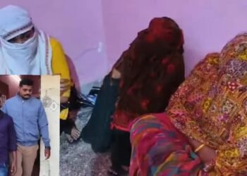 अकोला शहरात उच्चभ्रू वस्तीत कीरायाच्या घरात वेश्या व्यवसाय, नागरिकांनी बाहेरुन कोंडलं; पोलिसांनी 4 तरुणींना बाहेर काढलं.