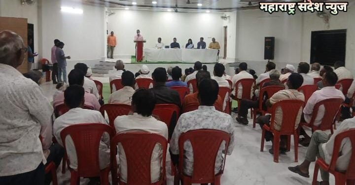 जिल्हाधिकारी विनय गौडा जीसी यांनी फार्मर आयडी संबंधाने चुनाळा ग्राम पंचायतला भेट घेऊन घेतली योजनेची माहिती.