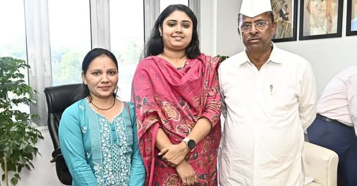 अंबिका सोशल फाउंडेशनच्या अध्यक्ष अंबिका हिंगमीरे यांनी राज्याचे अन्न व औषध प्रशासन मंत्री नरहरी झिरवाळ यांची मंत्रालयात भेट.