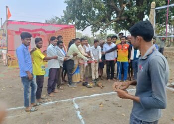 कम्मासुर येते माजी सभापती भास्कर तलांडे यांच्या हस्ते व्हालीबाल स्पर्धेचे उदघाटन.