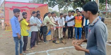 कम्मासुर येते माजी सभापती भास्कर तलांडे  यांच्या हस्ते व्हालीबाल स्पर्धेचे उदघाटन.