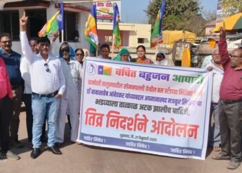 सोमनपल्ली येथिल बस स्टॅंडवर डॉ बाबासाहेब आंबेडकरांना शिव्याचा मजकूर पेंटने लिहिलेल्या घटनेचा वंचितने केला निषेध.