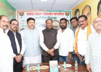 महसूलमंत्री चंद्रशेखर बावनकुळे यांची सावनेर तालुकाध्यक्ष मंदार मंगळे यांच्या जनसंपर्क कार्यालयाला भेट.